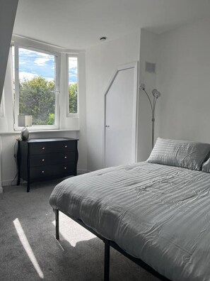 1 多间卧室、熨斗/熨衣板、免费 WiFi、床单