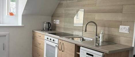 Køleskab, mikrobølgeovn, ovn, kogeplade