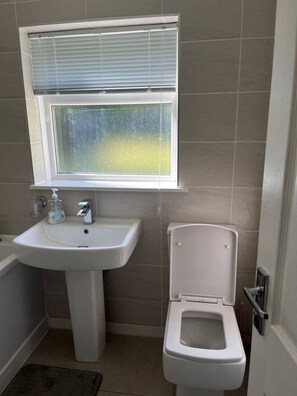 Een haardroger, handdoeken