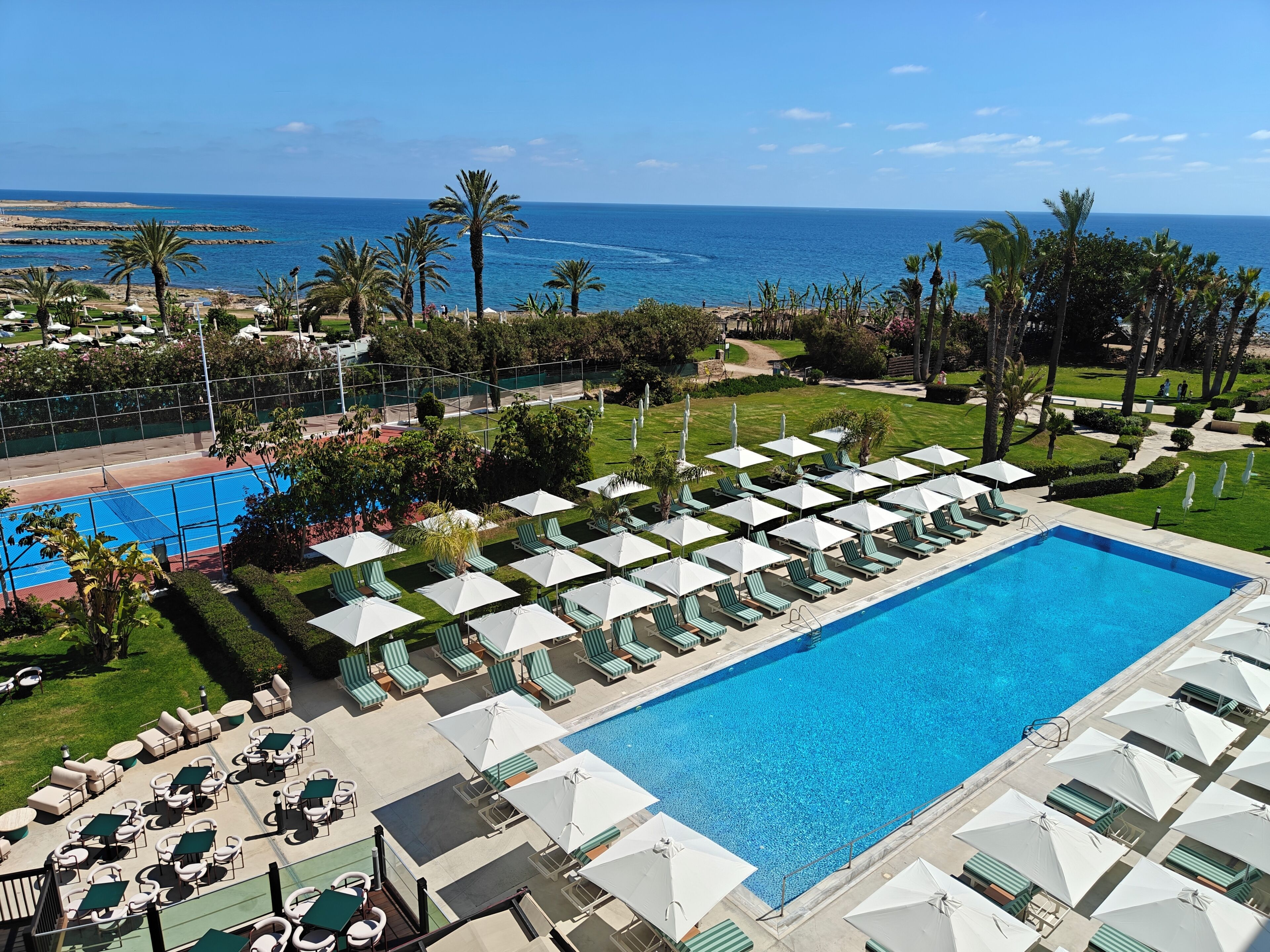 Una piscina techada, 2 piscinas al aire libre, sombrillas