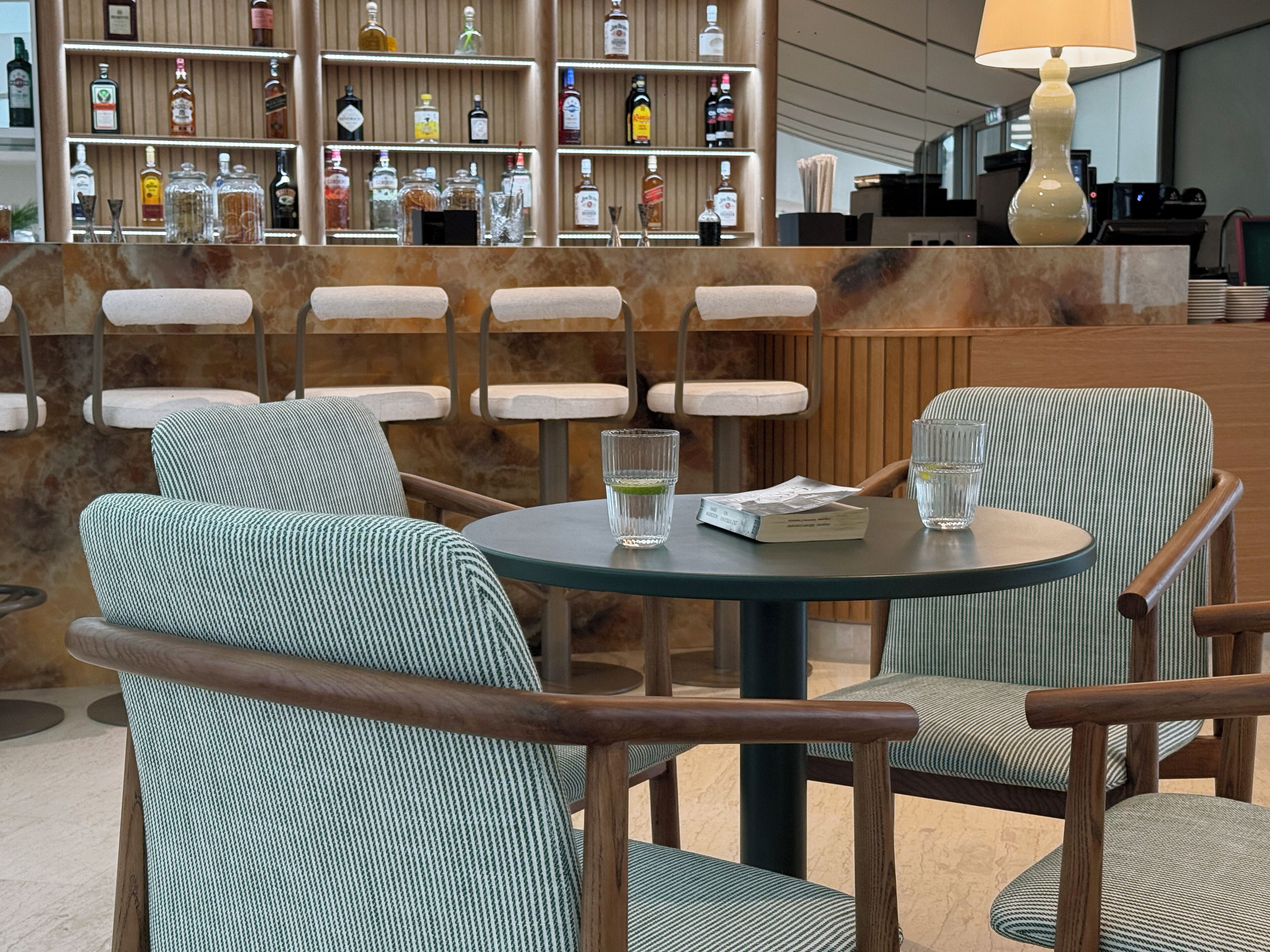 2 bars/lounges