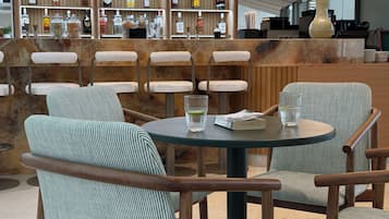 2 bars/lounges