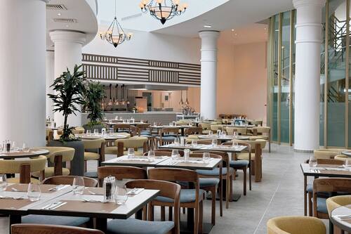 3 restaurants; breakfast, lunch and dinner served
