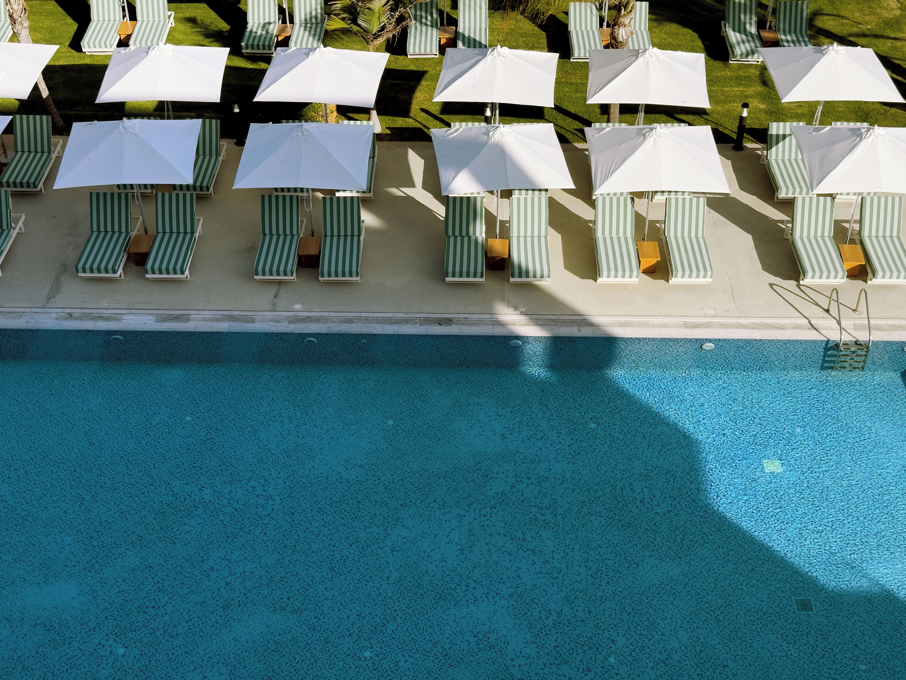 Kolam renang indoor dan 2 kolam renang outdoor