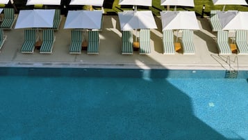 Kolam renang indoor dan 2 kolam renang outdoor