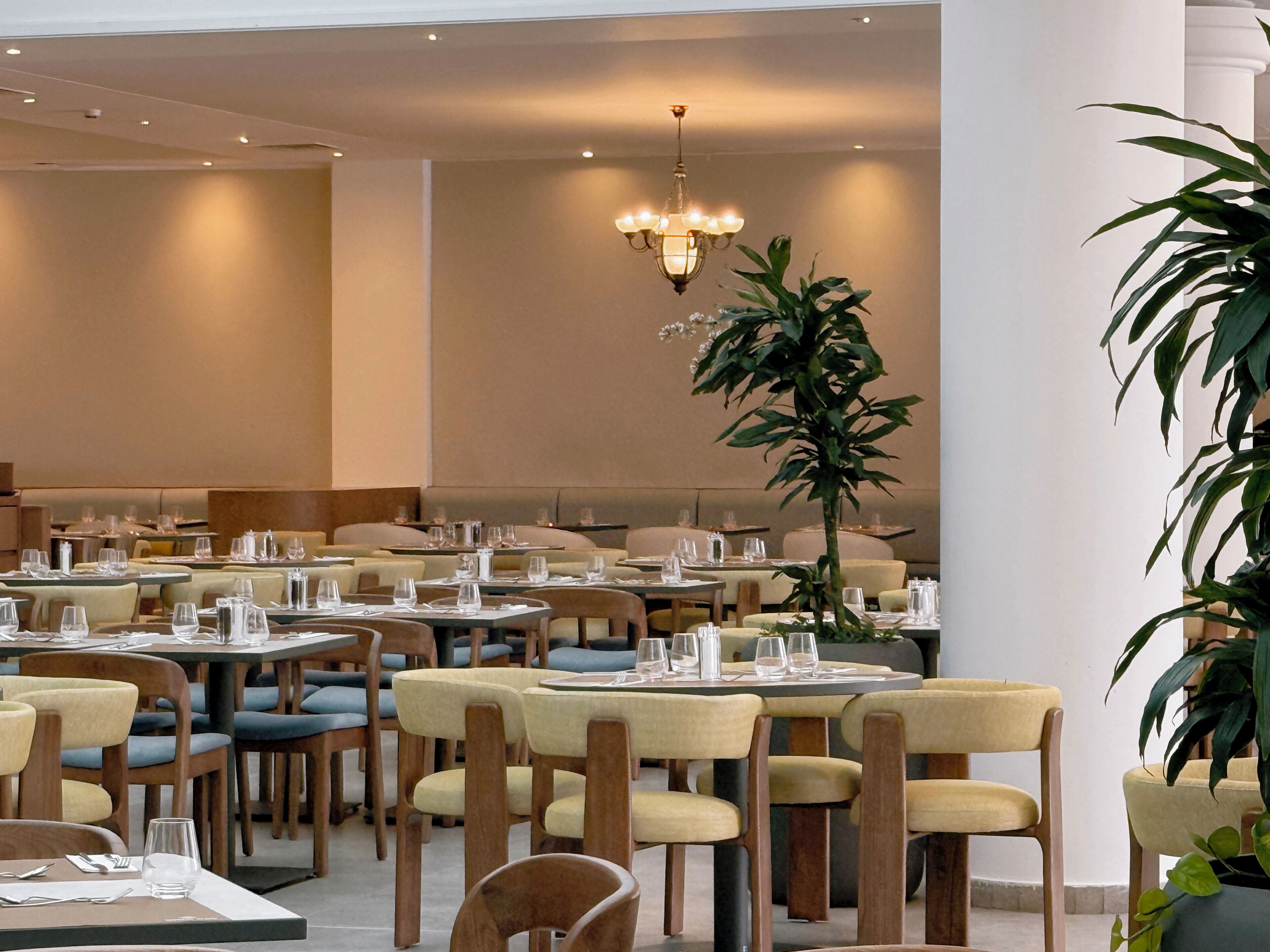 3 restaurants, breakfast served