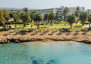 På stranden, solstolar, parasoller och strandhanddukar
