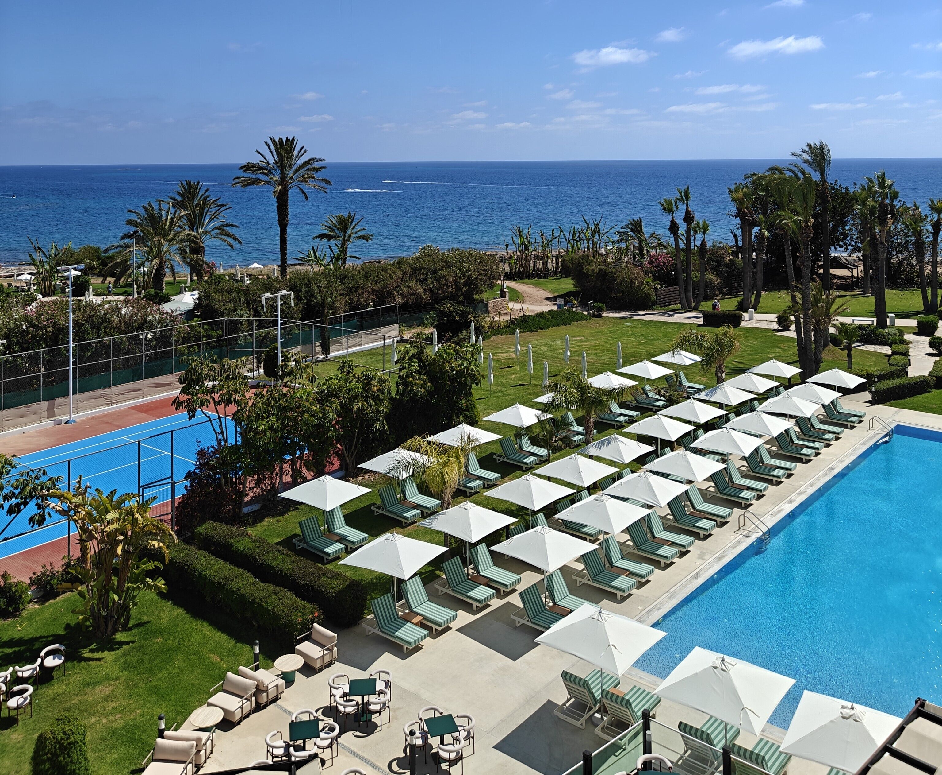 Piscina interna, 2 piscinas externas, guarda-sóis, espreguiçadeiras
