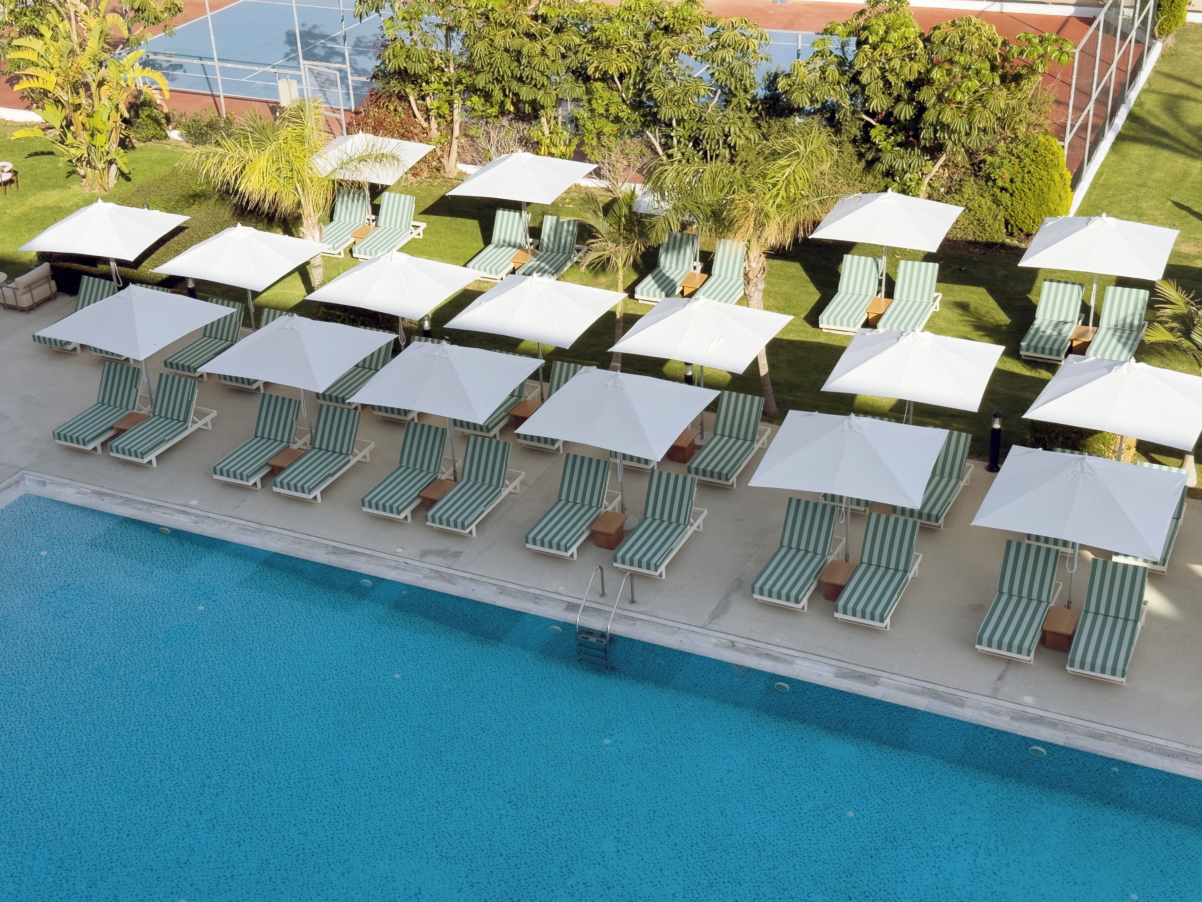 Una piscina techada, 2 piscinas al aire libre, sombrillas