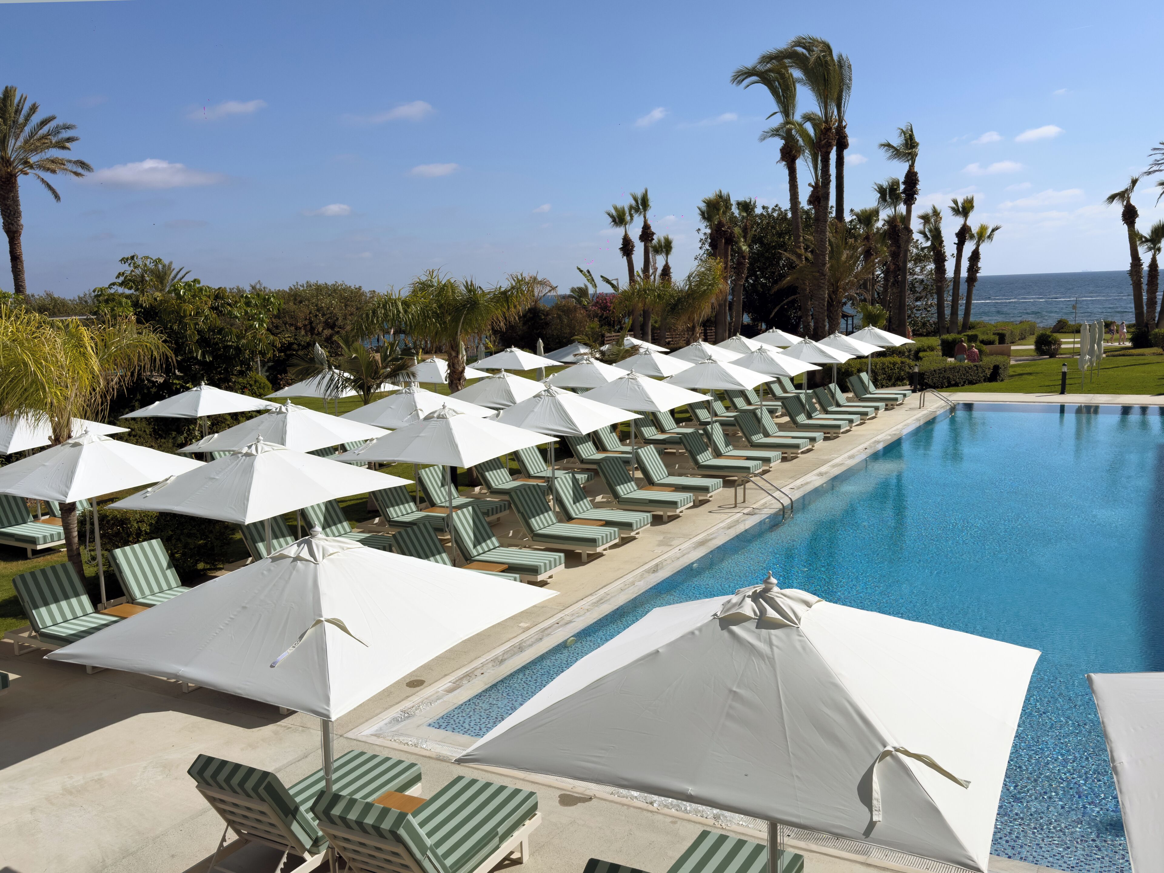 Una piscina techada, 2 piscinas al aire libre, sombrillas