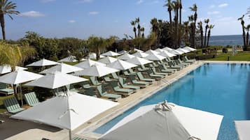Piscine couverte, 2 piscines extérieures, parasols de plage