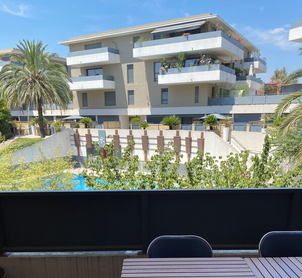 تناول الطعام بالخارج