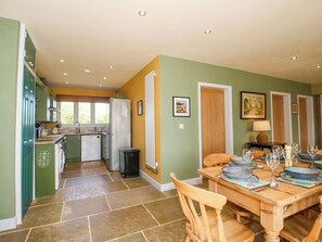 Cottage | Private kitchen | Dishwasher, cookware/dishes/utensils - Dingle (Kidderminster)