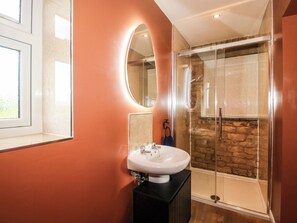 Cottage | Bathroom | Shower, hair dryer - Dingle (Kidderminster)