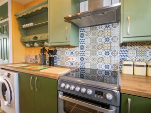 Cottage | Private kitchen | Dishwasher, cookware/dishes/utensils - Dingle (Kidderminster)