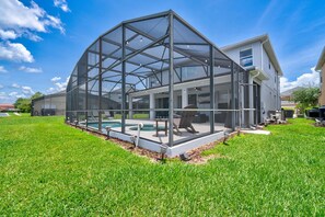 Exterior - Spacious 7BR resort home w/ pool & spa (Kissimmee)