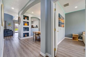 Una televisión, un reproductor de DVD, una oficina