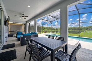 Outdoor dining - Spacious 7BR resort home w/ pool & spa (Kissimmee)