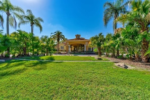 Property grounds - Spacious 7BR resort home w/ pool & spa (Kissimmee)
