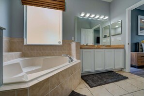 Shower, hair dryer, towels, shampoo - Spacious 7BR resort home w/ pool & spa (Kissimmee)