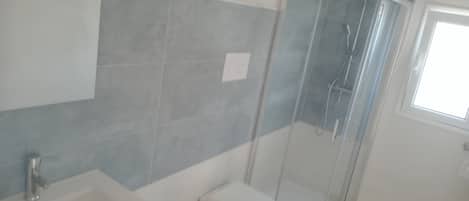 SĂšche-cheveux, serviettes fournies, savon, papier toilette