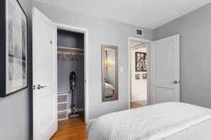 1 habitación, tabla de planchar con plancha, wifi gratis y ropa de cama