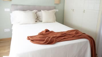 1 slaapkamer, een strijkplank/strijkijzer, internet, beddengoed