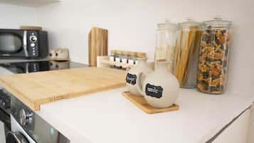 Een koelkast, een magnetron, een oven, een koffiezetapparaat/waterkoker