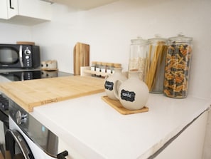 Een koelkast, een magnetron, een oven, een koffiezetapparaat/waterkoker