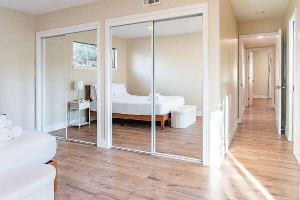 4 habitaciones, escritorio y tabla de planchar con plancha 