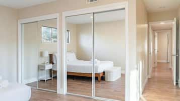 4 bedrooms, desk, iron/ironing board, bed sheets