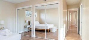 4 slaapkamers, een bureau, een strijkplank/strijkijzer, beddengoed