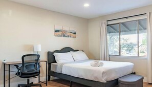 4 habitaciones, escritorio y tabla de planchar con plancha 