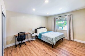 4 habitaciones, escritorio y tabla de planchar con plancha