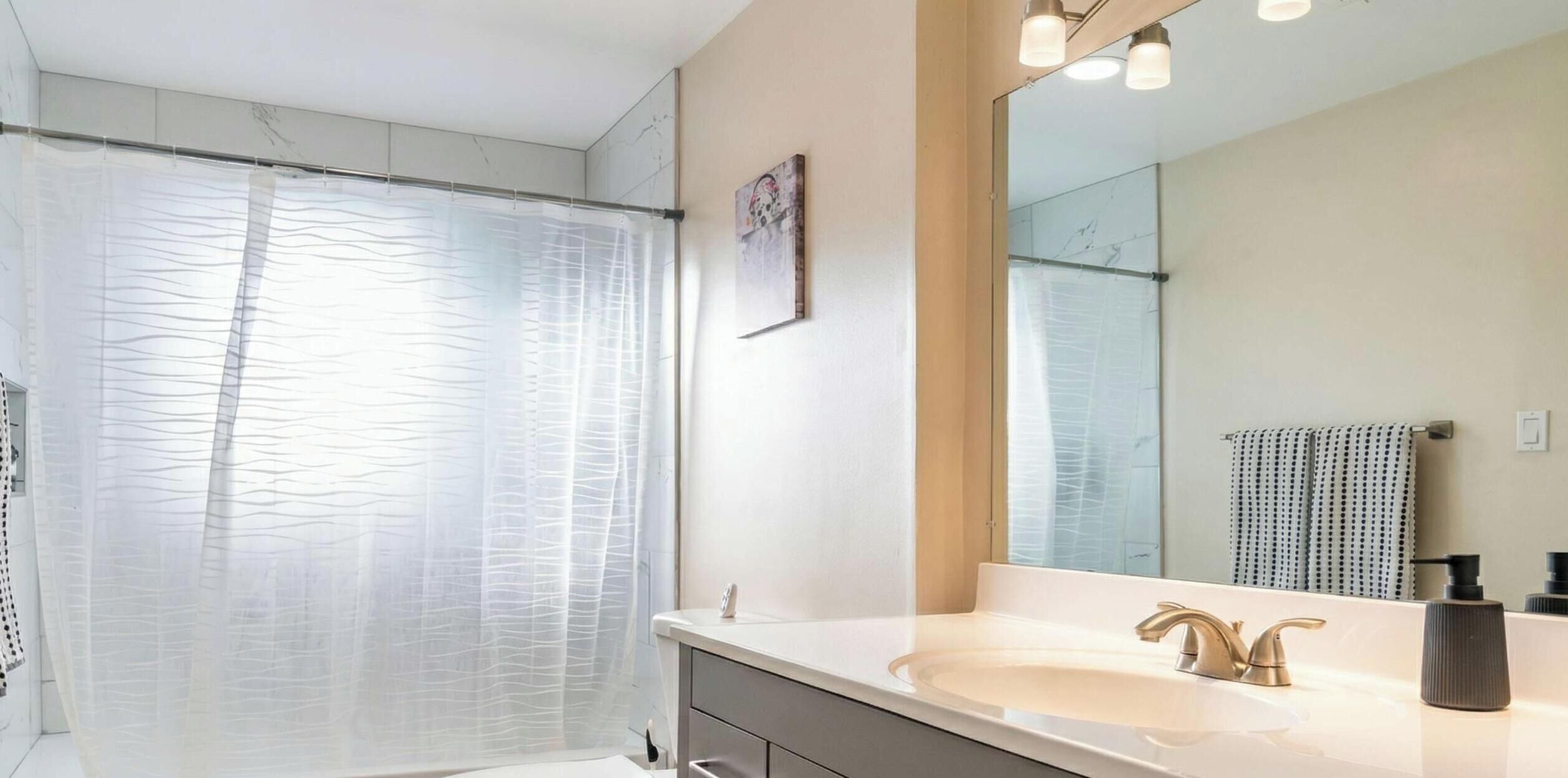 Een douche, een haardroger, handdoeken, shampoo