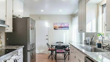 冰箱、微波炉、烤箱、炉灶