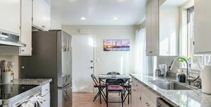 Een koelkast, een magnetron, een oven, een kookplaat