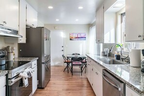 Refrigerador, microondas, horno y parrilla de estufa 