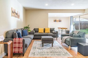 Televisión, chimenea y oficina 