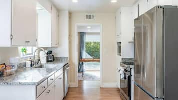 冰箱、微波炉、烤箱、炉灶