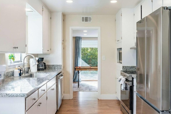 Coffee/tea maker, fridge, microwave, oven