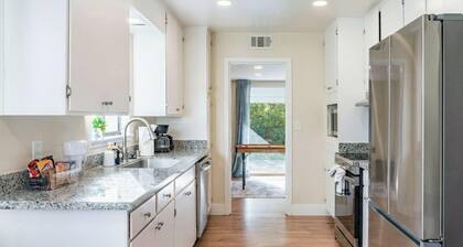 Family, Pet & Long Vacation Friendly, Fenced Yard