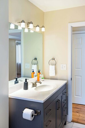 Ducha, secador de pelo, toallas y jabón