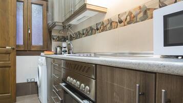 Een koelkast, een microgolfoven, een oven