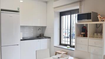 Frigorífico, microondas, cafetera o tetera y tostadora