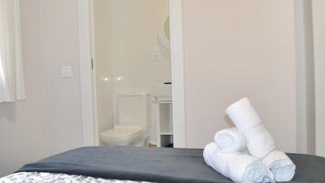 3 dormitorios, tabla de planchar con plancha, Internet y ropa de cama