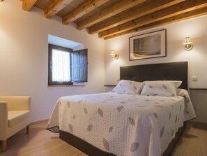 2 bedrooms, iron/ironing board, Internet, bed sheets