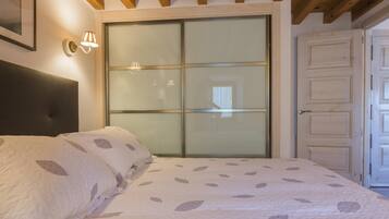 2 slaapkamers, een strijkplank/strijkijzer, internet, beddengoed