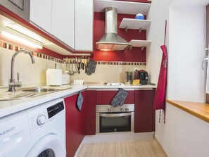 Kühlschrank, Mikrowelle, Ofen, Wasserkocher mit Kaffee-/Teezubehör