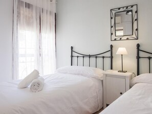 4 bedrooms, iron/ironing board, internet, bed sheets